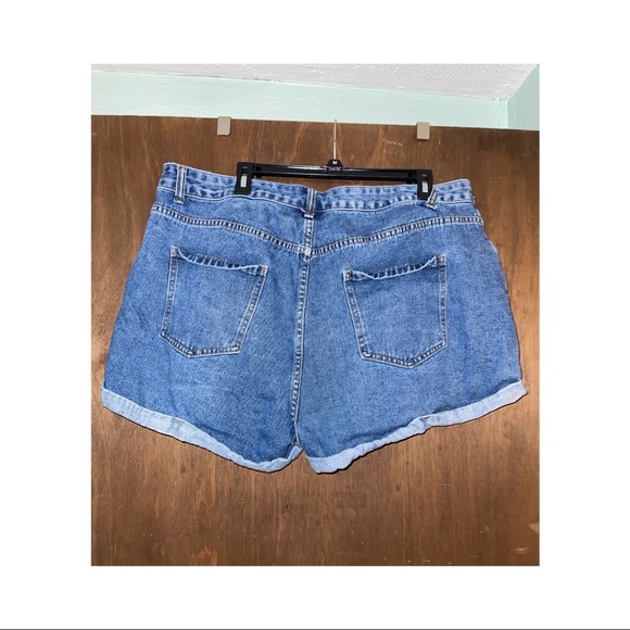 SHEIN Plus Floral Embroidery Rolled Hem Denim Shorts - Picture 2 of 3